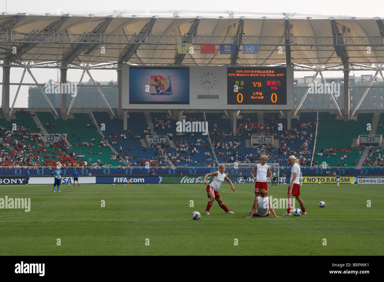Die dänische Nationalmannschaft erwärmt sich in Wuhan-Sport-Center-Stadion vor einem 2007-Frauen-WM-Spiel gegen Neuseeland. Stockfoto