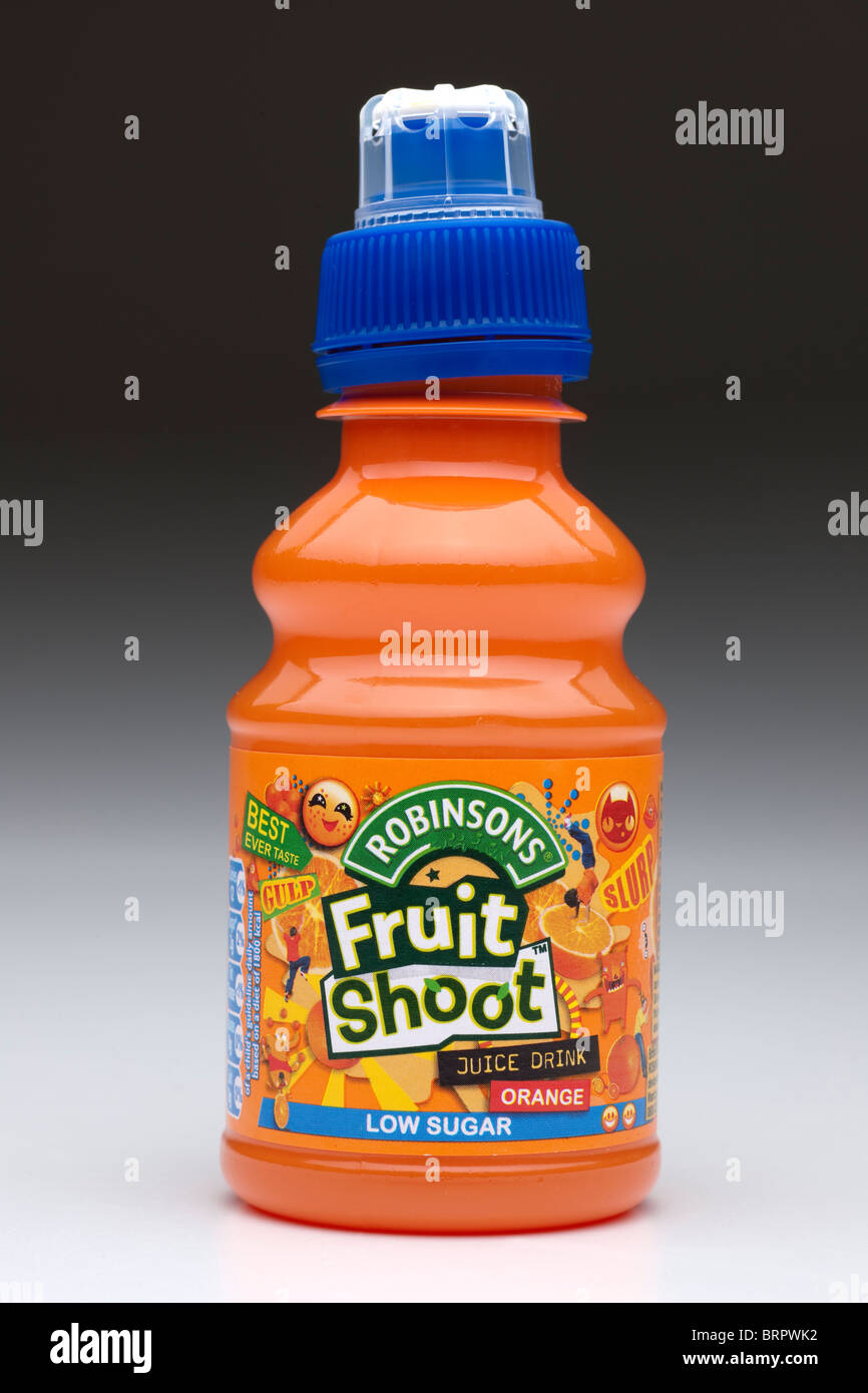 Kunststoff-orange Flasche Robinsons niedrigen Zucker Fruit Shoot Saft trinken Stockfoto