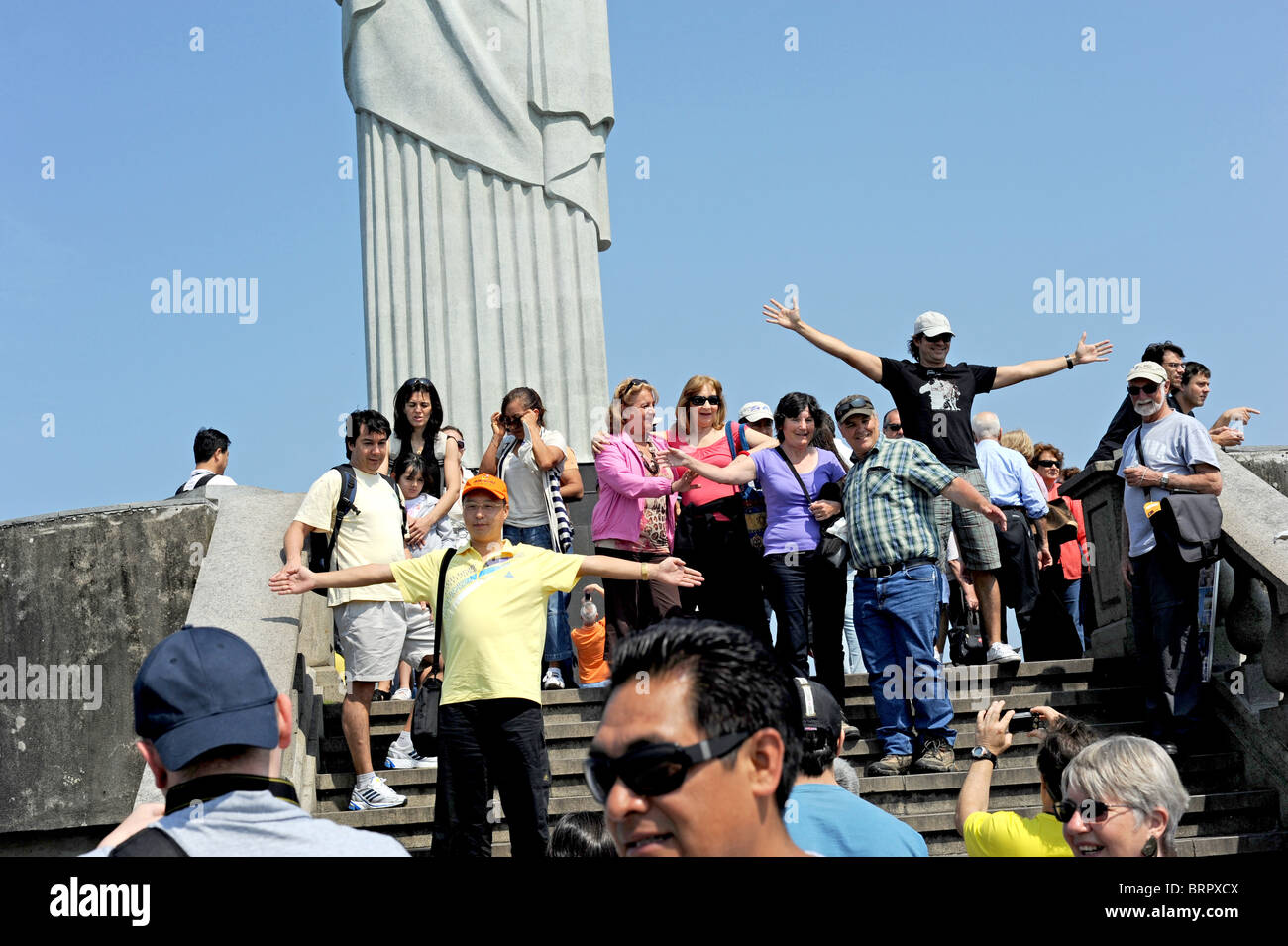 Touristen posieren und fotografieren vor dem Christus die Erlöser Statue auf dem Berg Corcovado in Rio De Janeiro Brasilien Stockfoto