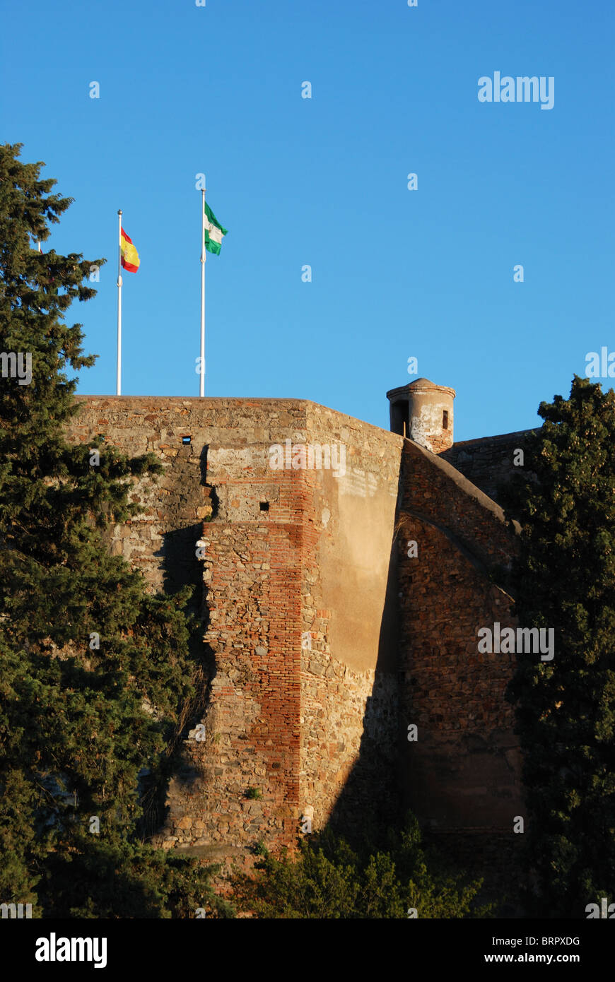 Schloss Wände und Fahnenmasten, Burg Gibralfaro, Malaga, Costa del Sol, Provinz Malaga, Andalusien, Südspanien, Westeuropa. Stockfoto