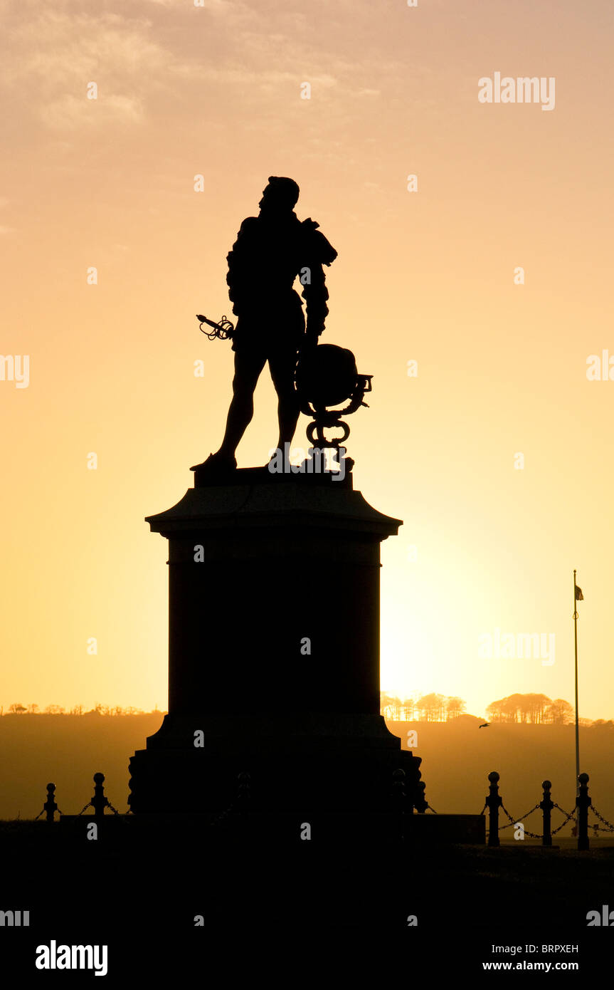 Statue von Sir Francis Drake auf Plymouth Hacke, Plymouth, Devon UK mit Abendsonne hinter Stockfoto