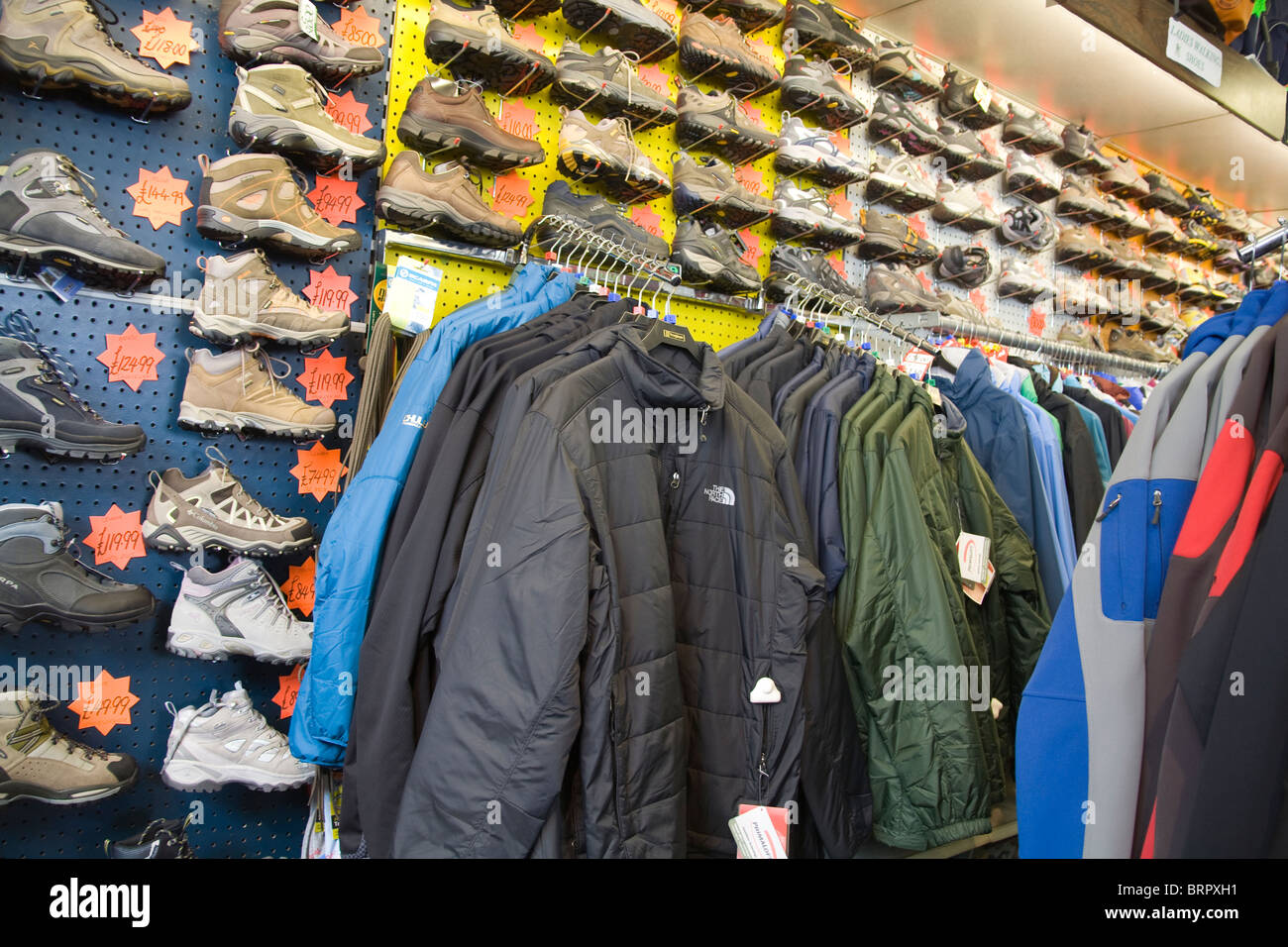 UK Wanderschuhe und wasserdichte Jacken auf den Verkauf in einem Outdoor shop Alle Gang erforderlich Für bequem zu Fuß bei Wind und Wetter Stockfoto