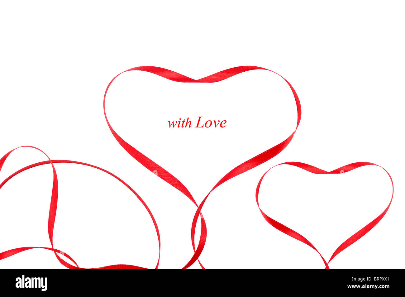 zwei Herzen mit roten Bändern auf weißem Hintergrund Stockfoto