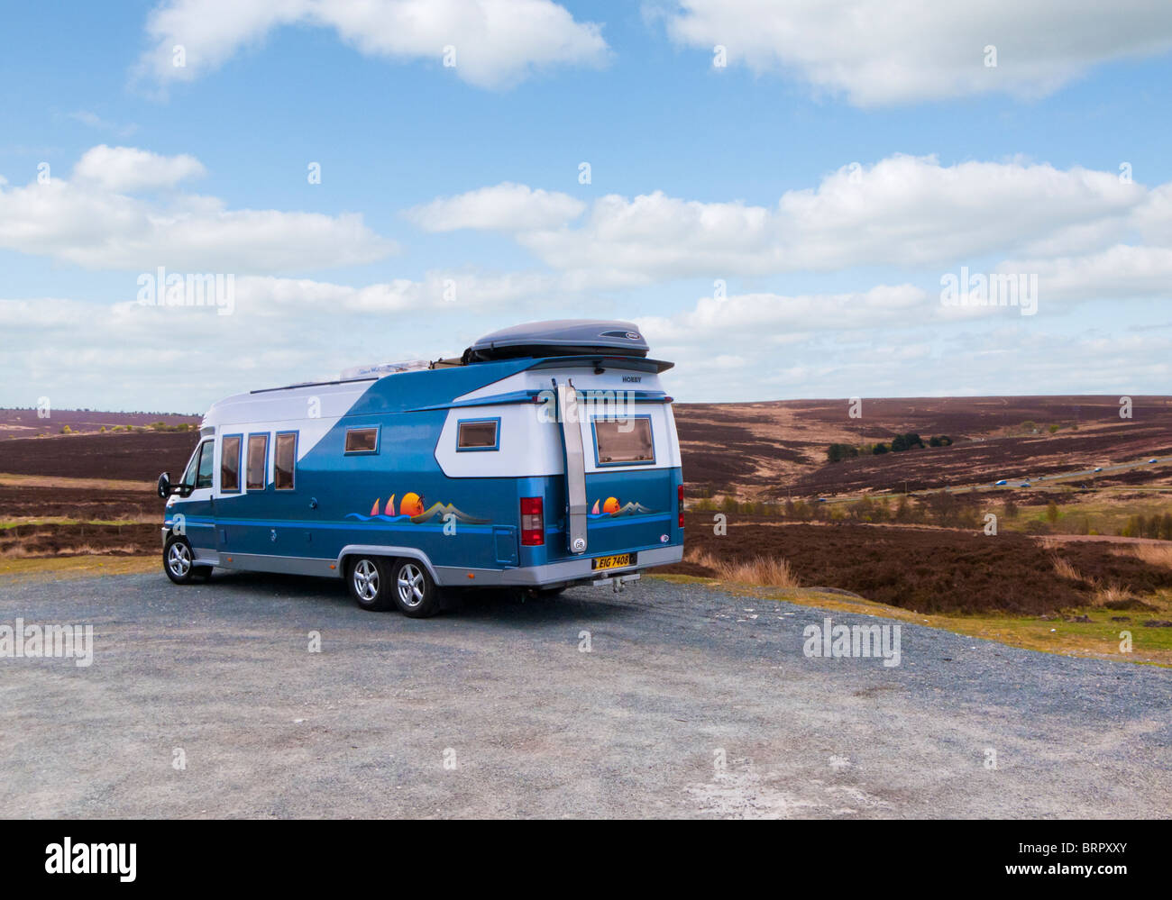 Großes Wohnmobil geparkt mit Blick auf die North Yorkshire Moors England UK Stockfoto