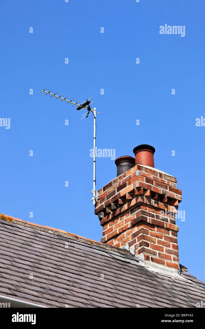 TV-Antenne auf rotem Ziegelstein Schornstein UK Stockfoto