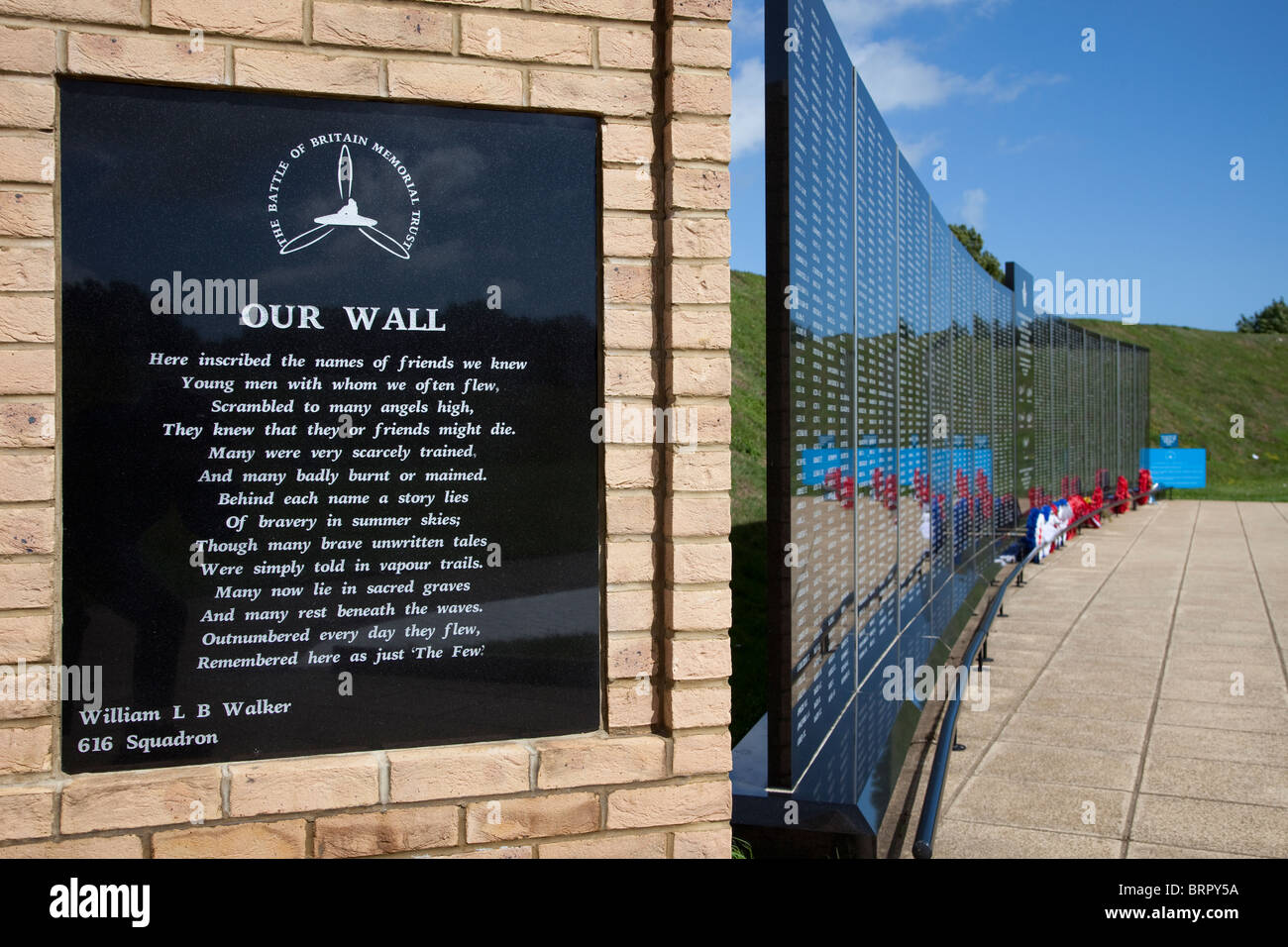 Das Paar Gedicht auf unserer Wand der Erinnerung The Battle of Britain Memorial Capel-le-Ferne Dover England UK Stockfoto