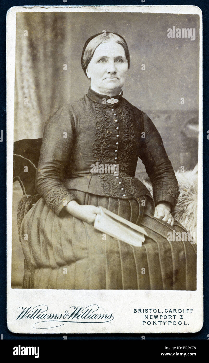 Elizabeth "Oma" Morris die 13 Kinder und war Hebamme für die örtliche Gemeinschaft von Varteg in der Nähe von Pontypool um 1900 Stockfoto