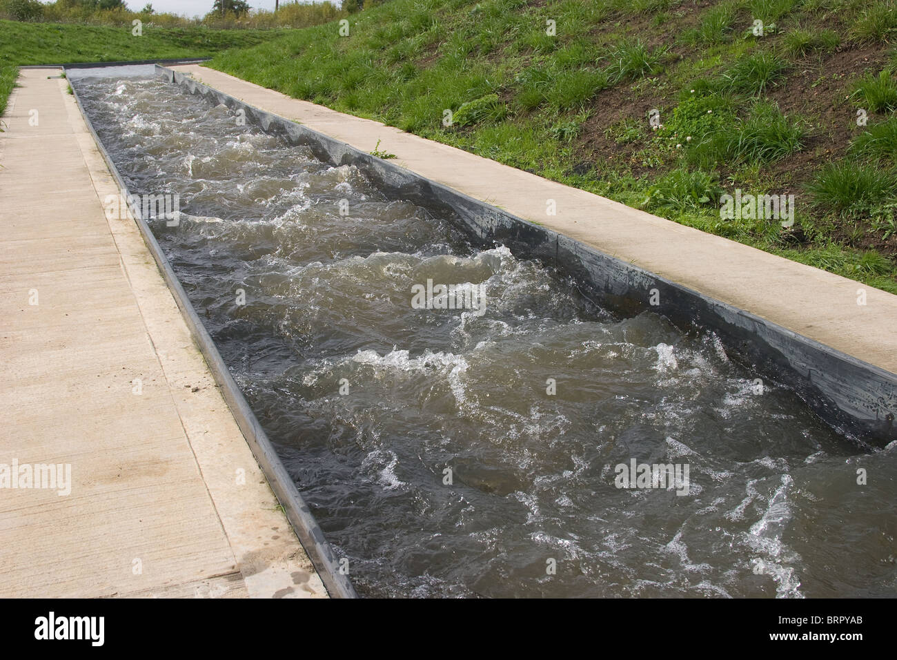 Kanu-Fische passieren Wasserstraße Navigation Sport Fluss Stockfoto