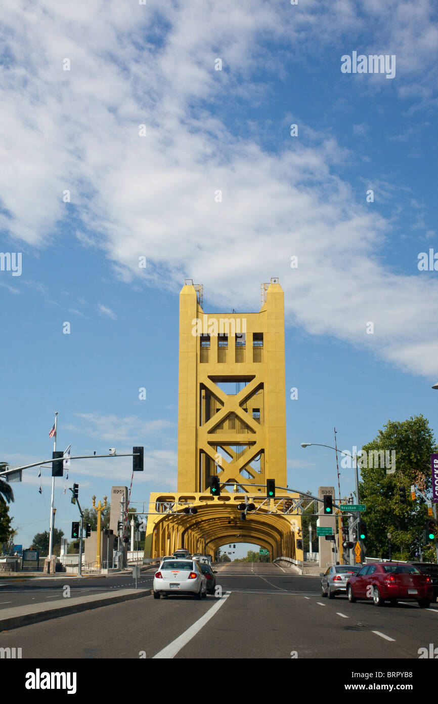 Ein Foto von der Tower Bridge aus im Inneren eines Fahrzeugs während der Fahrt über Stockfoto