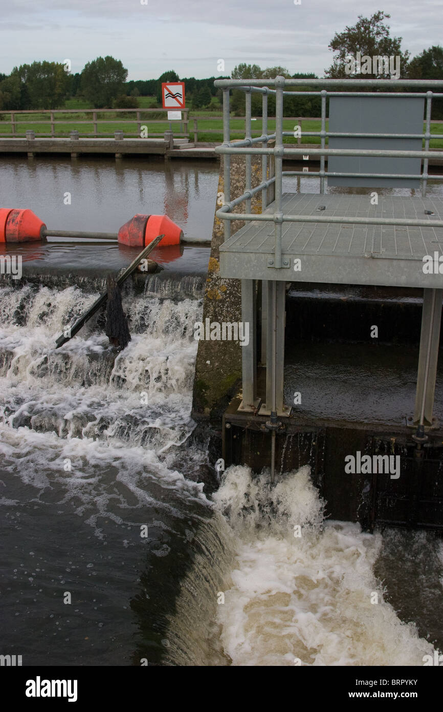 schnell fließende Wehr Flood Kontrolle Wasserstand Stockfoto