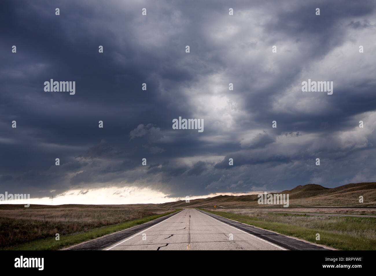 Sturm Wolken über die Straße in den Sandhills von Nebraska, 29. Mai 2010. Stockfoto