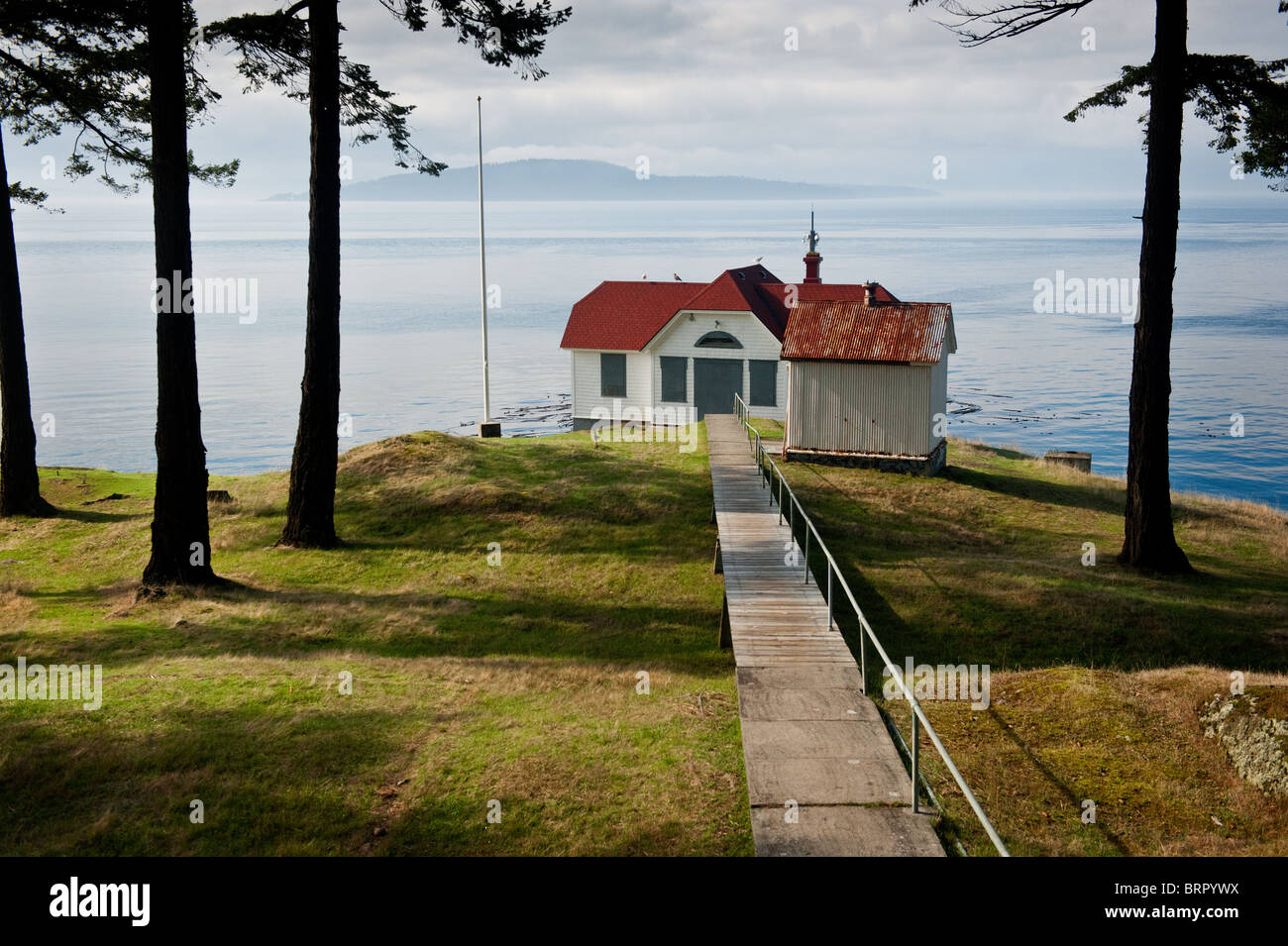 Schalten Sie Point Lighthouse, Stuart Insel, Haro Strait, Washington, USA. Unbemannten Leuchtturm. Wende Punkt Richtung Norden nach Vancouver. Stockfoto