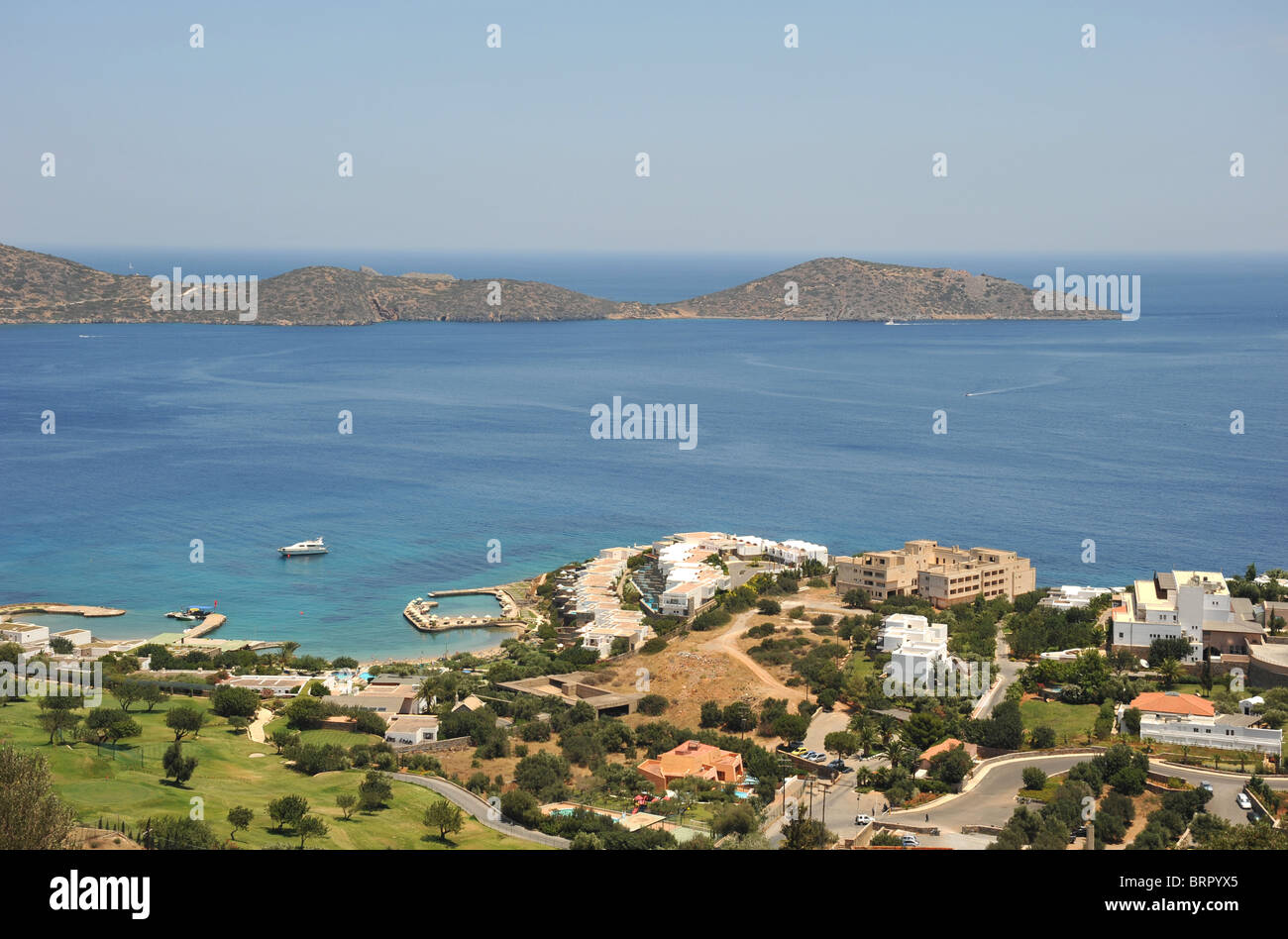 Blick auf die Insel Spinalonga von den Hügeln hoch über Elounda, Kreta, Griechenland Stockfoto