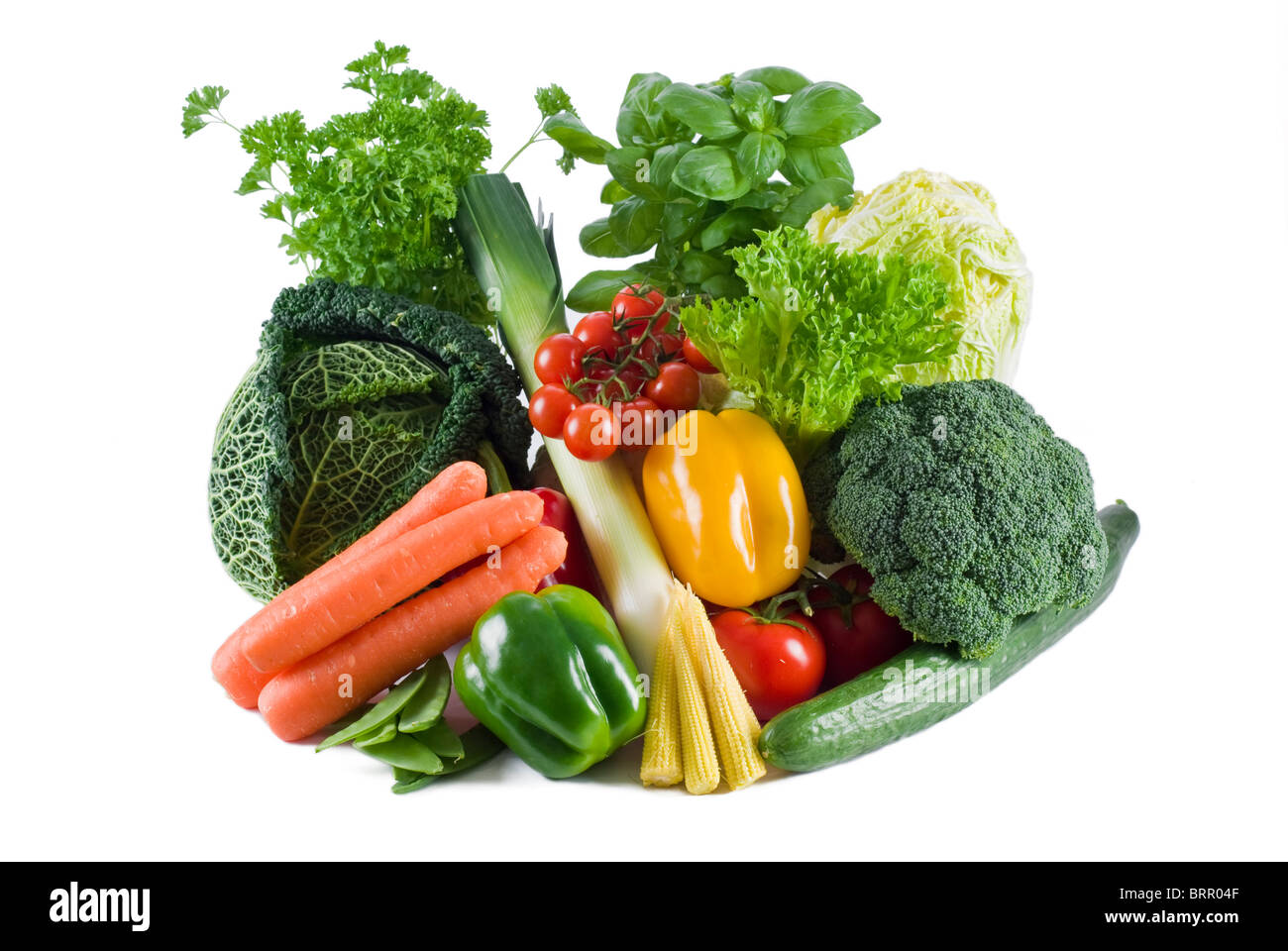 Frisches Gemüse und Kräuter auf dem weißen Hintergrund Stockfoto