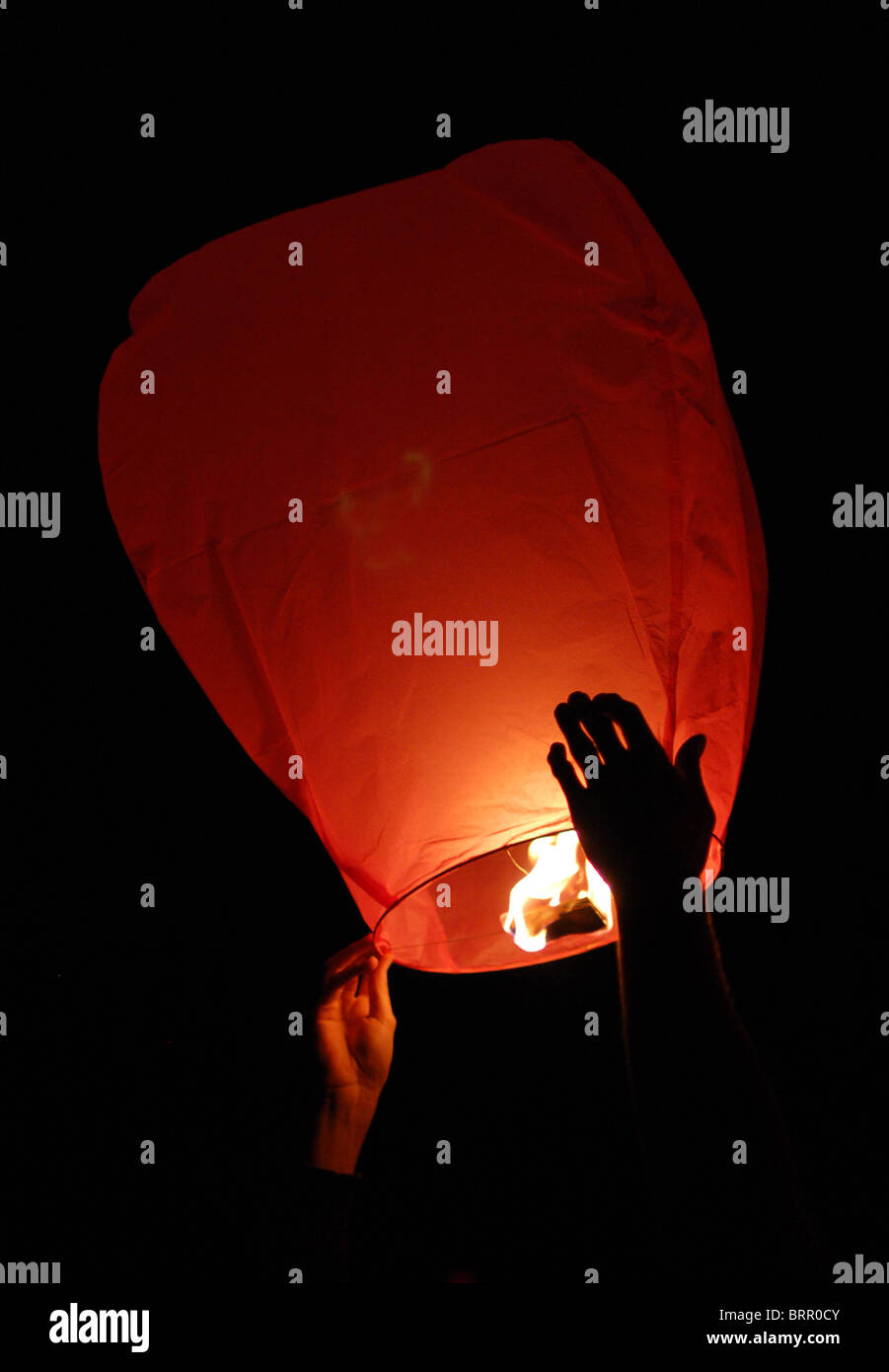 Silhouette Hand loslassen Papierlaterne Stockfoto