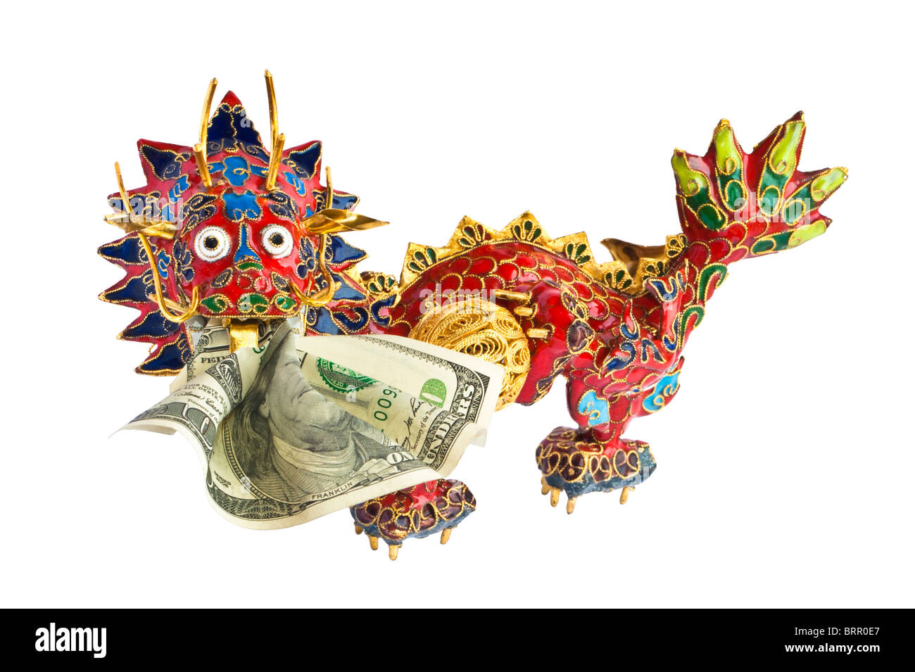 Chinesischer Drache mit US-Dollar im Mund. Drache verschlingt Dollar. Close-up. Stockfoto