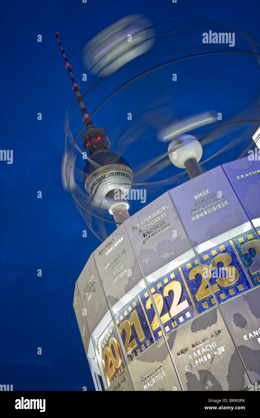 Alexanderplatz Weltzeituhr und TV Turm bei Nacht, Berlin, Deutschland Stockfoto