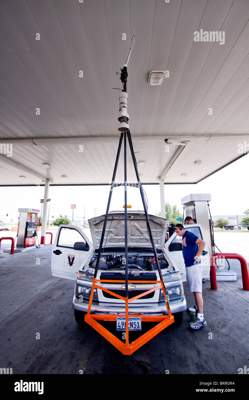 Storm Chaser Shawn McQuinn füllt sich ein Projekt Vortex 2 LKW mit Benzin in Nebraska, 1. Juni 2010. Stockfoto