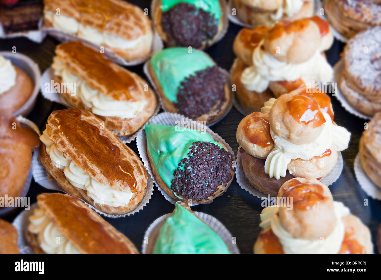 Kuchen zum Verkauf in französische Bäckerei mit flachen konzentrieren, Frankreich Stockfoto