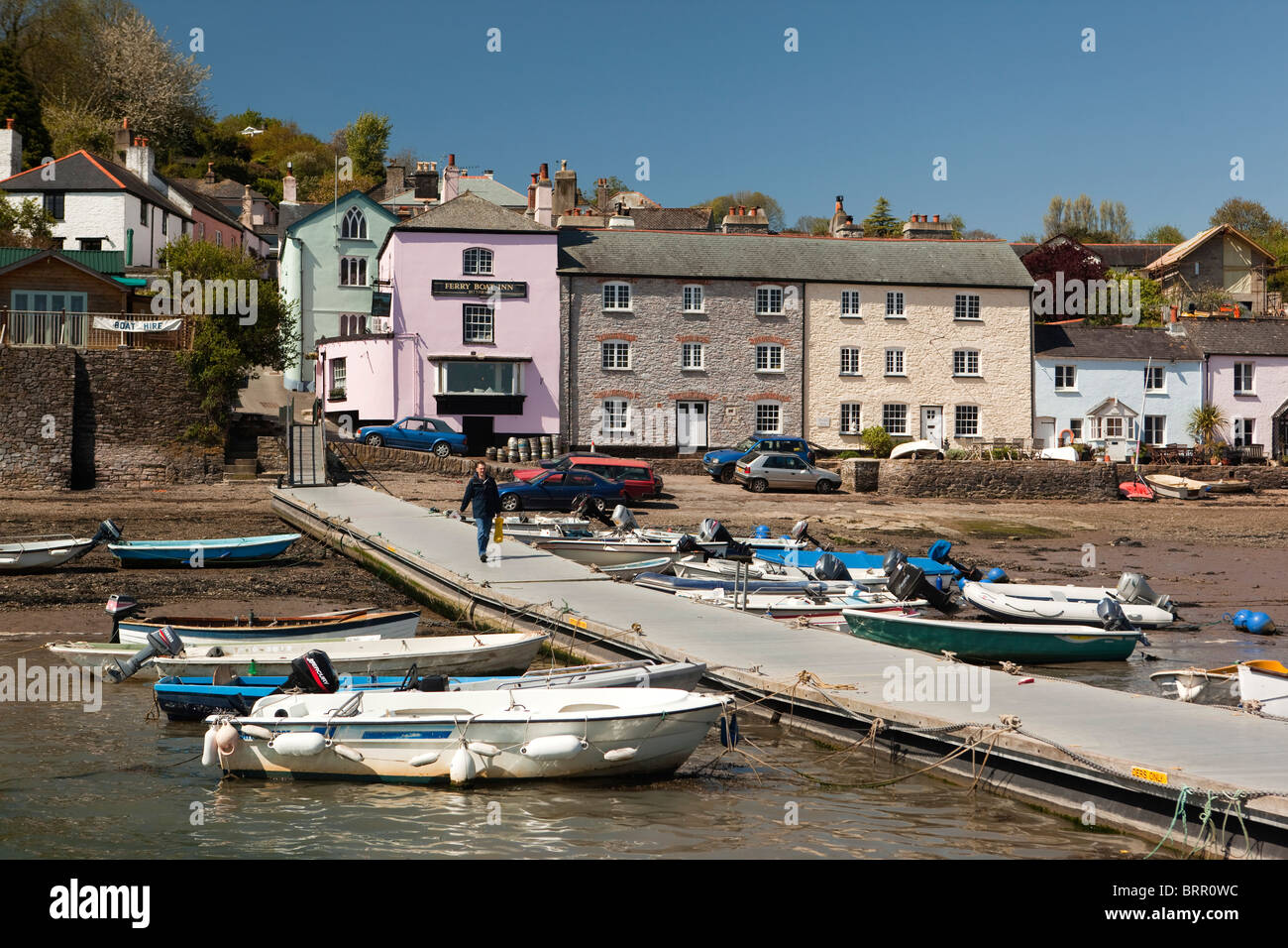Großbritannien, England, Devon, Dittisham, Boote vertäut an bunt bemalten am Flussufer Häusern am Kai Stockfoto