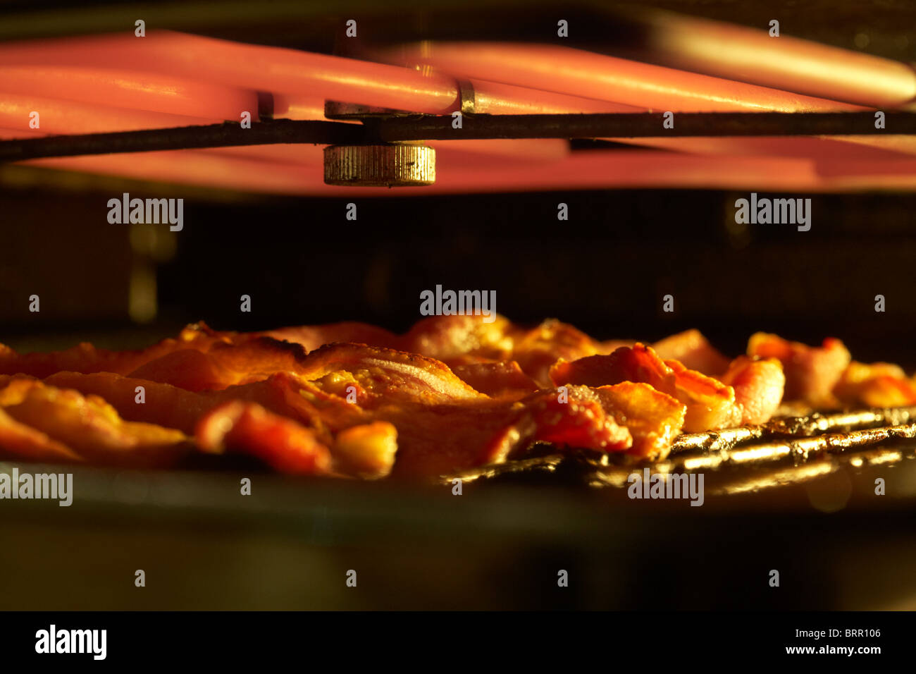 Speck unter ein elektrischer Grill im Ofen Grillen Stockfoto