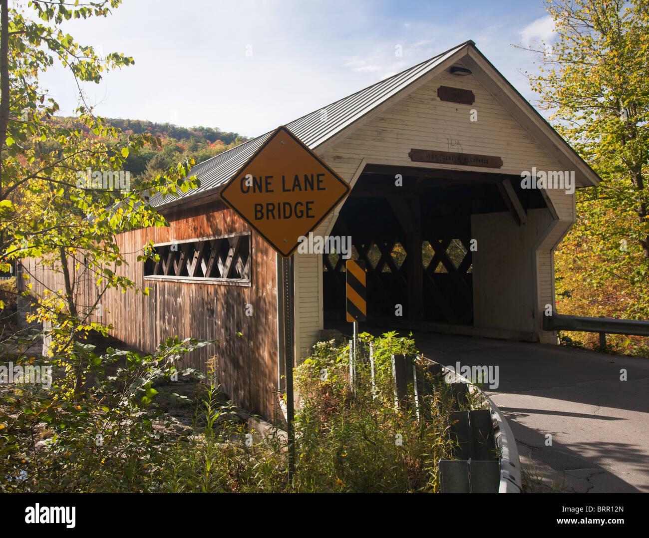 Überdachte Brücke in Dummerston in der Nähe von Brattleboro, Vermont, New England, USA im Herbst / Herbst Stockfoto