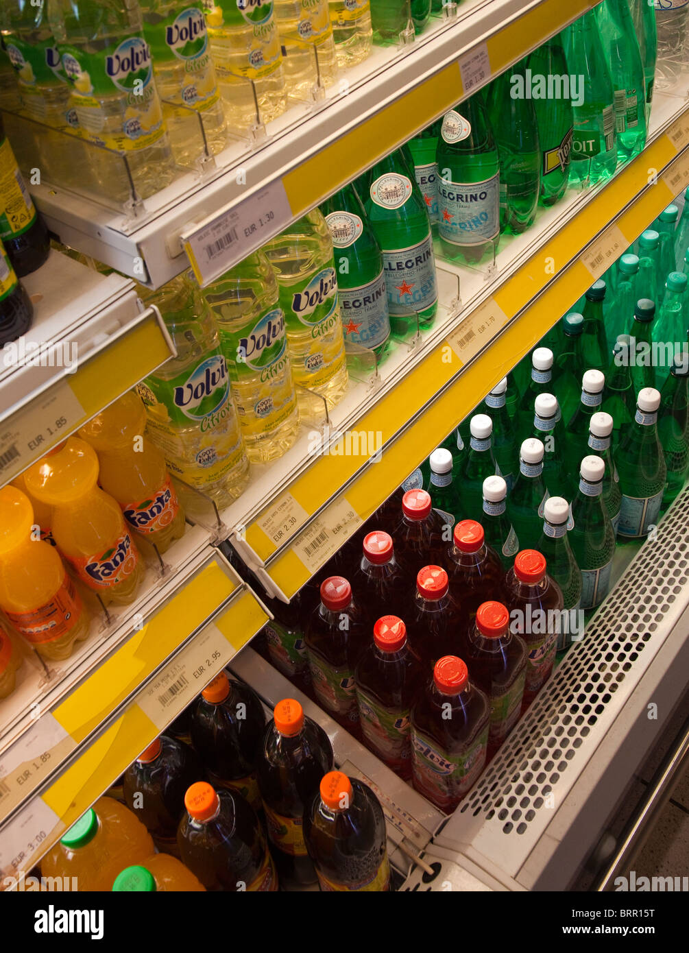 Alkoholfreie Getränke zum Verkauf in Autobahn-Dienstleistungen in Frankreich und Preis in Euro Stockfoto