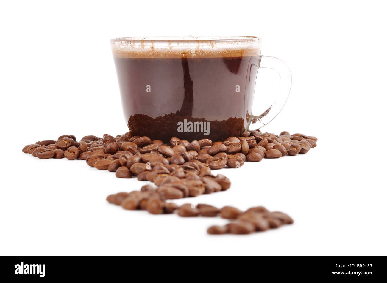 Kaffee und eine Tasse Kaffee auf einem weißen Hintergrund Stockfoto