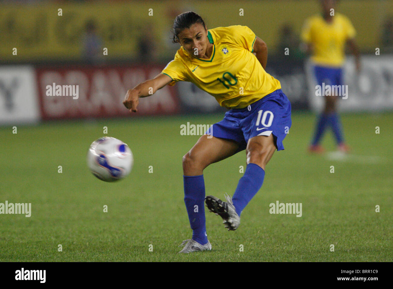 Marta aus Brasilien schlägt bei einem Spiel der FIFA Frauen-Weltmeisterschaft Gruppe D am 20. September 2007 im Hangzhou Dragon Stadium in Hangzhou (China) einen Schuss gegen Dänemark. Kein Pushing auf die Nutzung mobiler Geräte. Kommerzielle Nutzung verboten. (Foto: Jonathan Paul Larsen / Diadem Images) Stockfoto