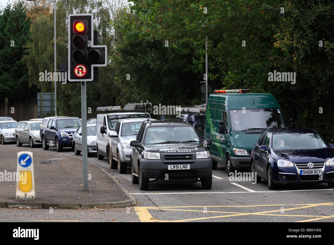 Warteschlangen für Pendler an der Ampel Exeter Devon UK Stockfoto