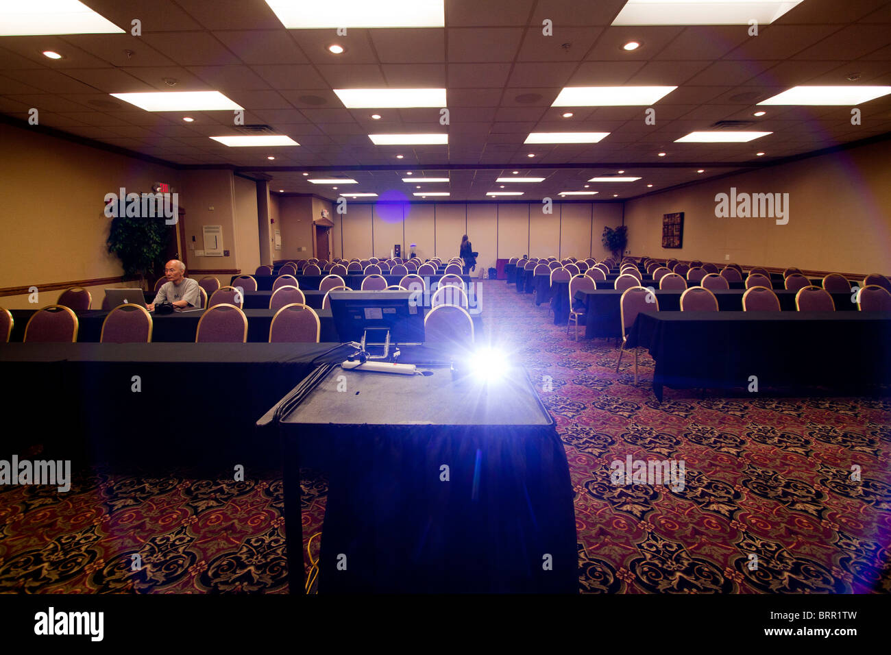 Das Licht von einem Projektor während des Setups für eine PowerPoint-Präsentation, Kearney, Nebraska, 1. Juni 2010. Stockfoto