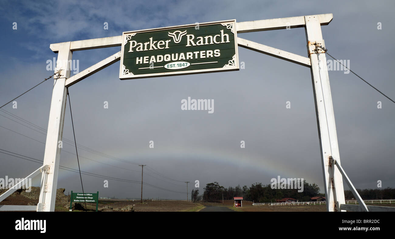 Regenbogen über der Parker Ranch Headquarters Zeichen auf der Big Island Stockfoto