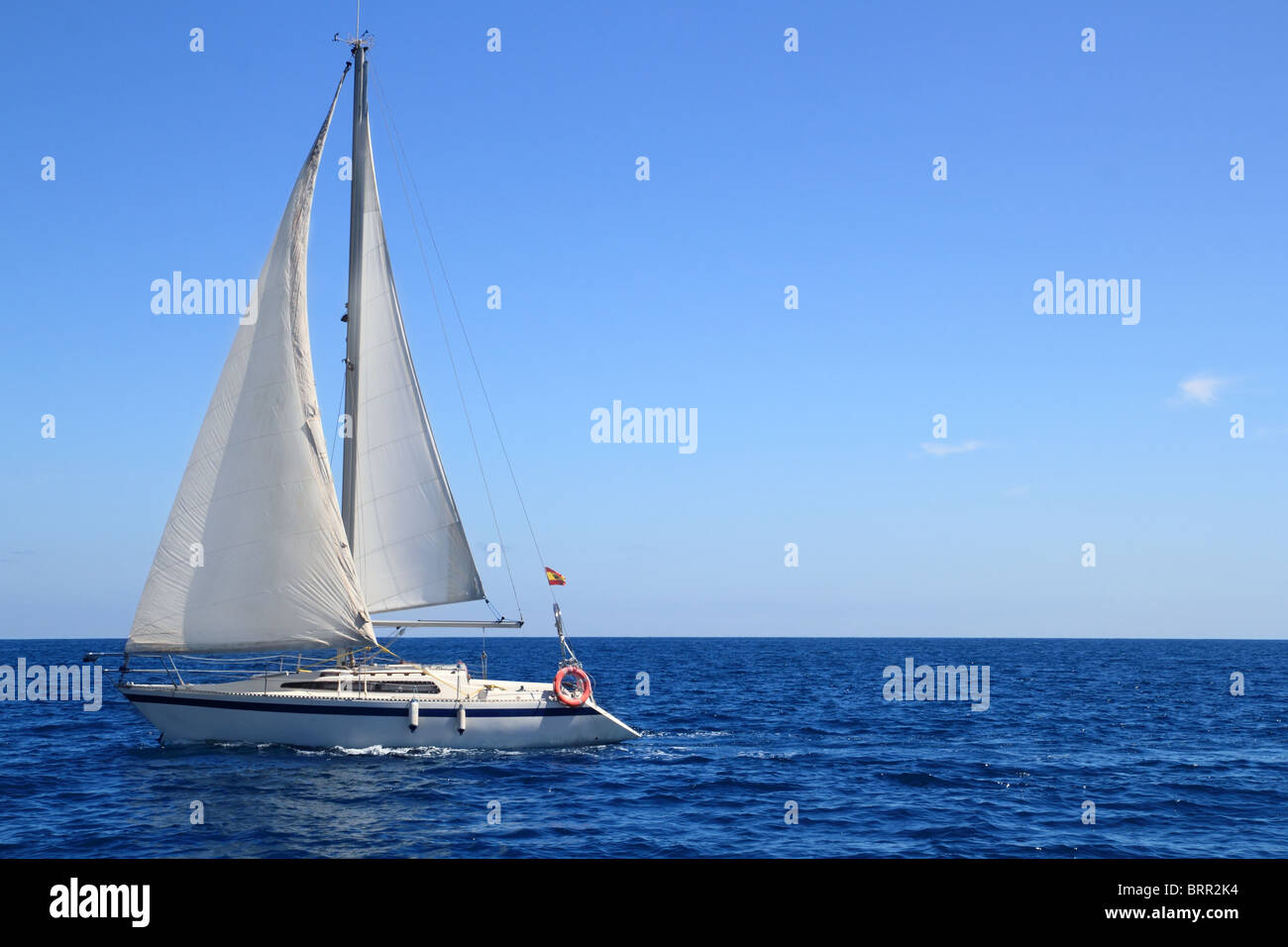 schönes Segelboot segeln Segel blaue Mittelmeer Ozean Horizont Stockfoto