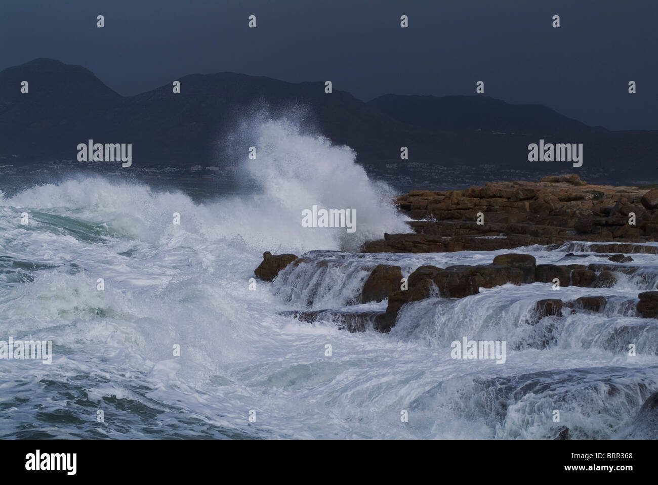 Ein Sturm auf dem Meer mit Wellen am Ufer Stockfoto