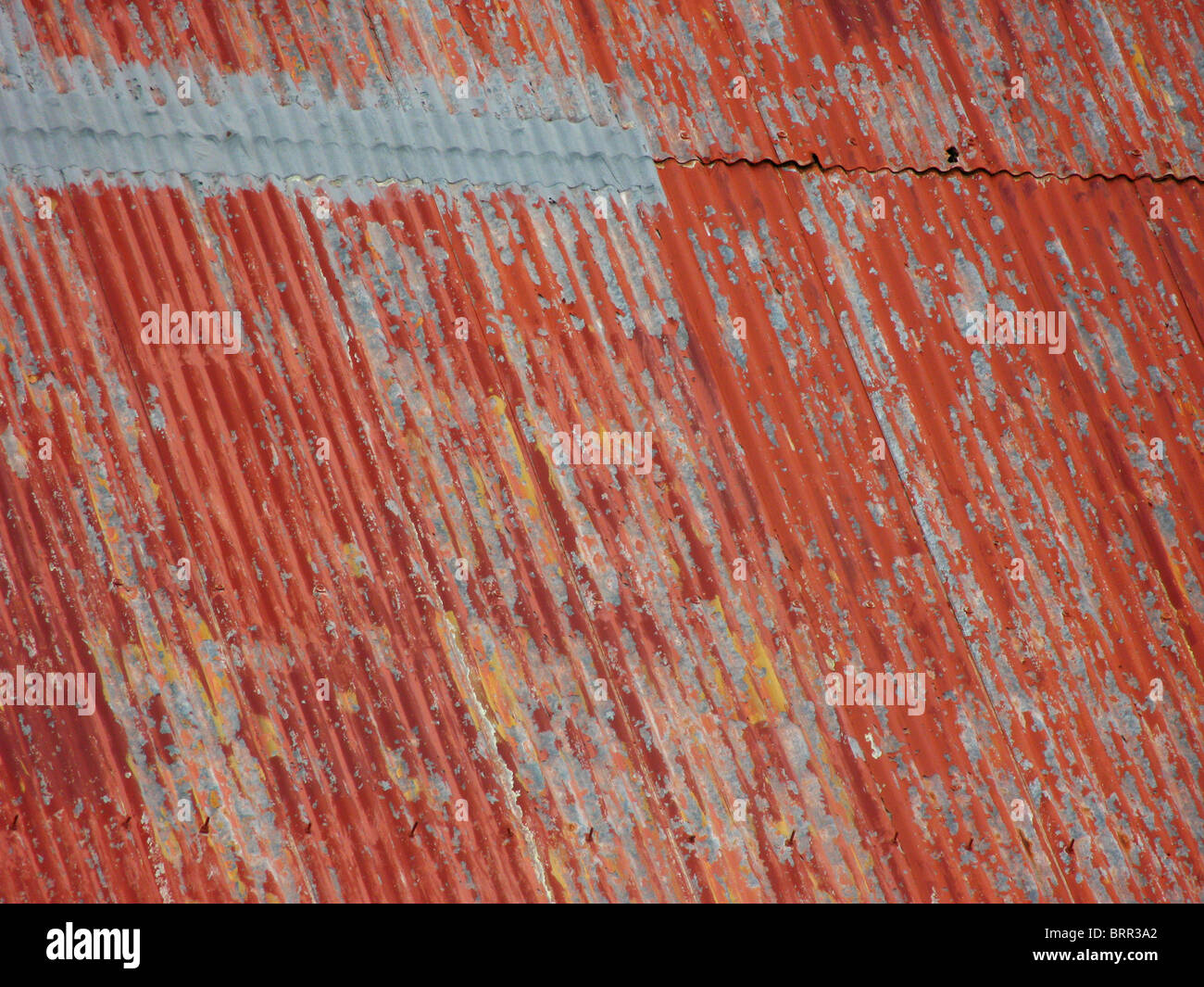 Nahaufnahme von Wellblech-Dach mit roten Farbe peeling Stockfoto