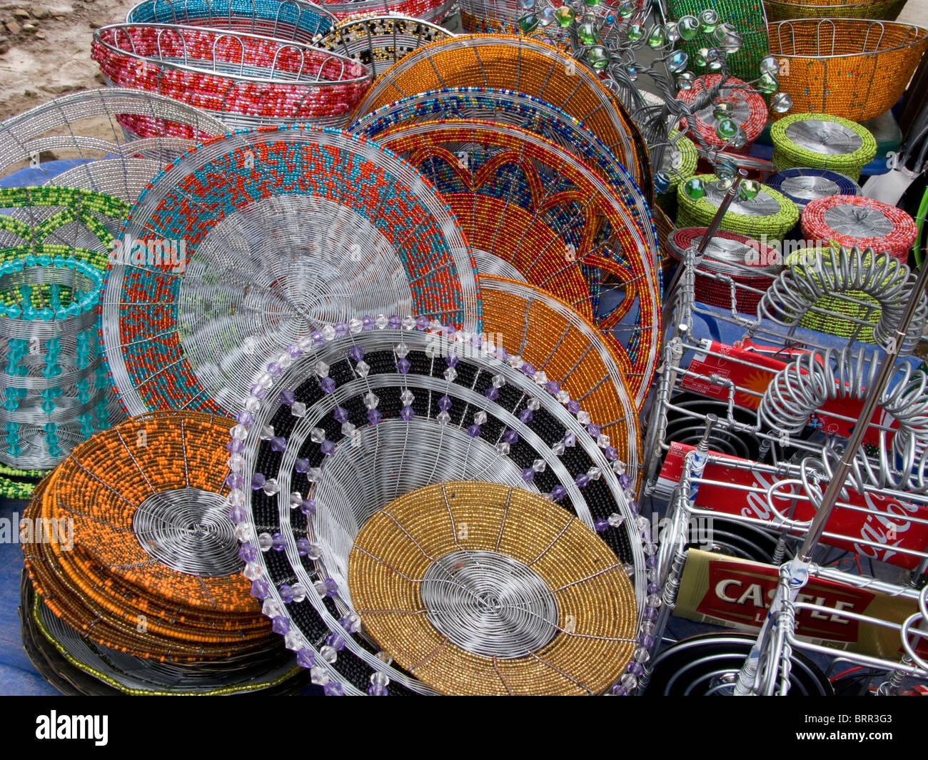 Perlen und Draht Handwerk zum Verkauf auf einem Flohmarkt Stockfoto