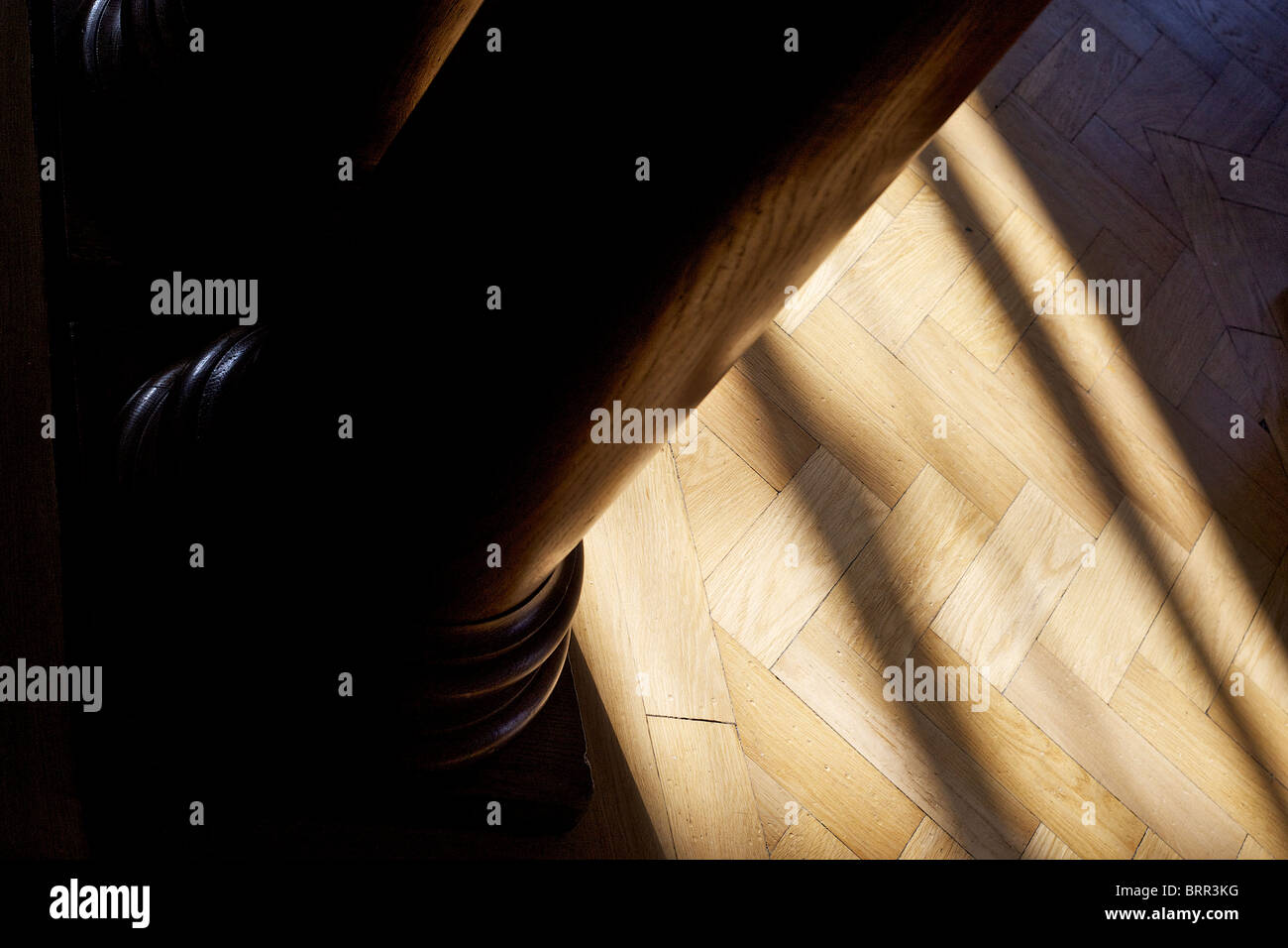 Ein Schatten ist auf einen Parkettboden. Stockfoto