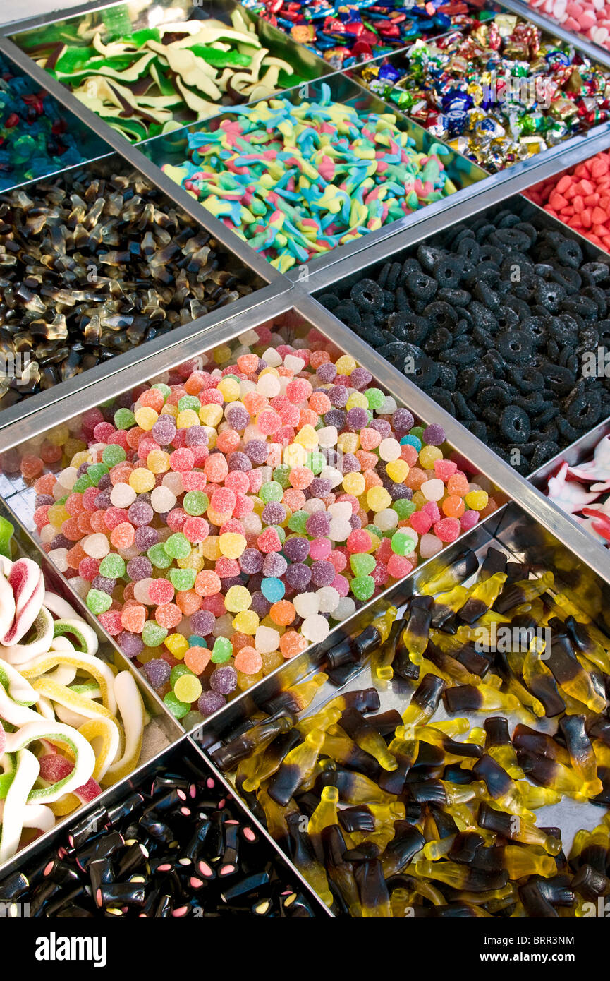 Schalen mit sortierten bunte Süßwaren zu verkaufen Stockfoto