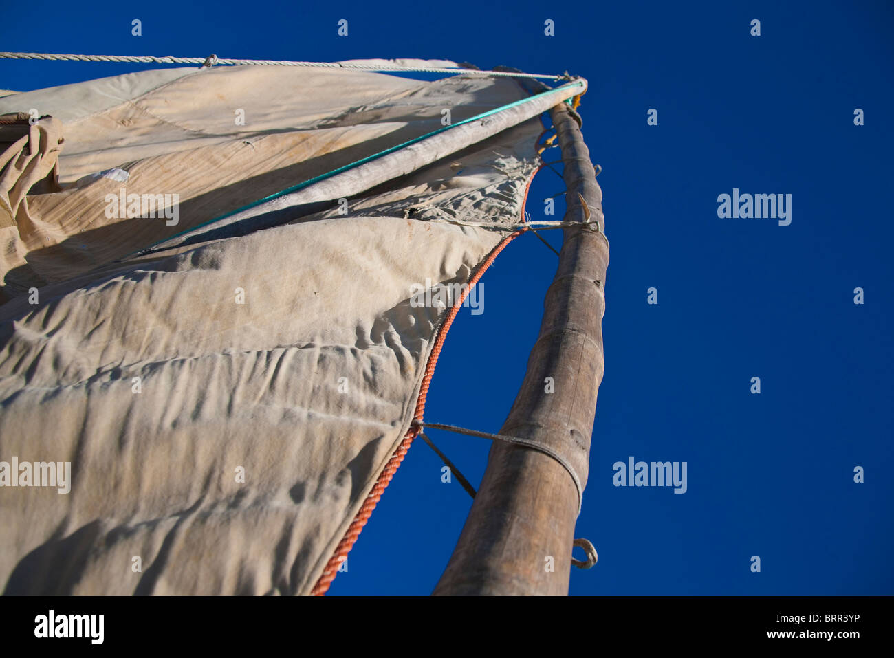 Niedrigen Winkel Blick auf dem Mast und Canvas Segel einer Dhau oder traditionellen Fischerboot Stockfoto