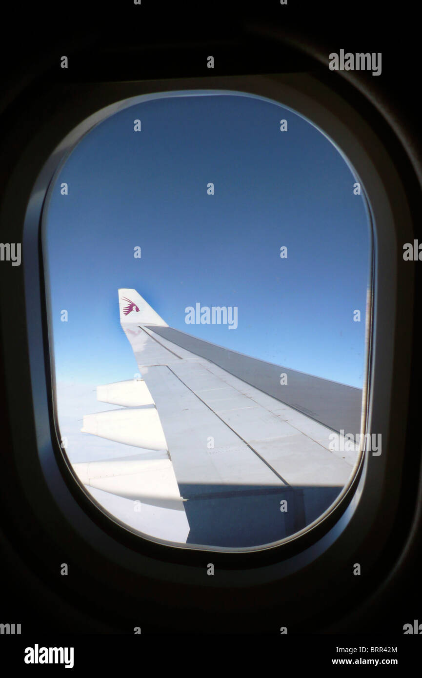 Blick durch Fenster Flugzeug Flügel Stockfoto
