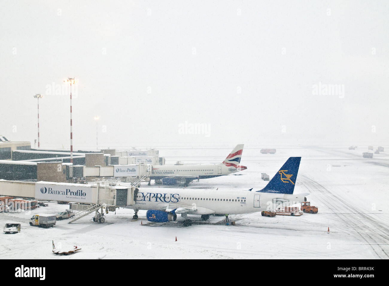 Flughafen und Flugzeug mit Schnee bedeckt Stockfoto