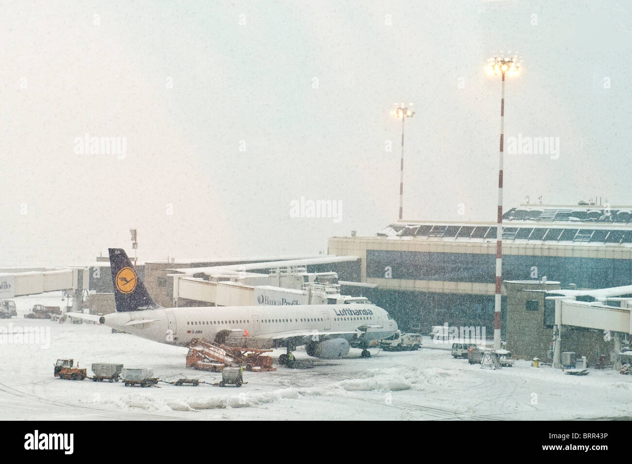 Flughafen und Flugzeug mit Schnee bedeckt Stockfoto