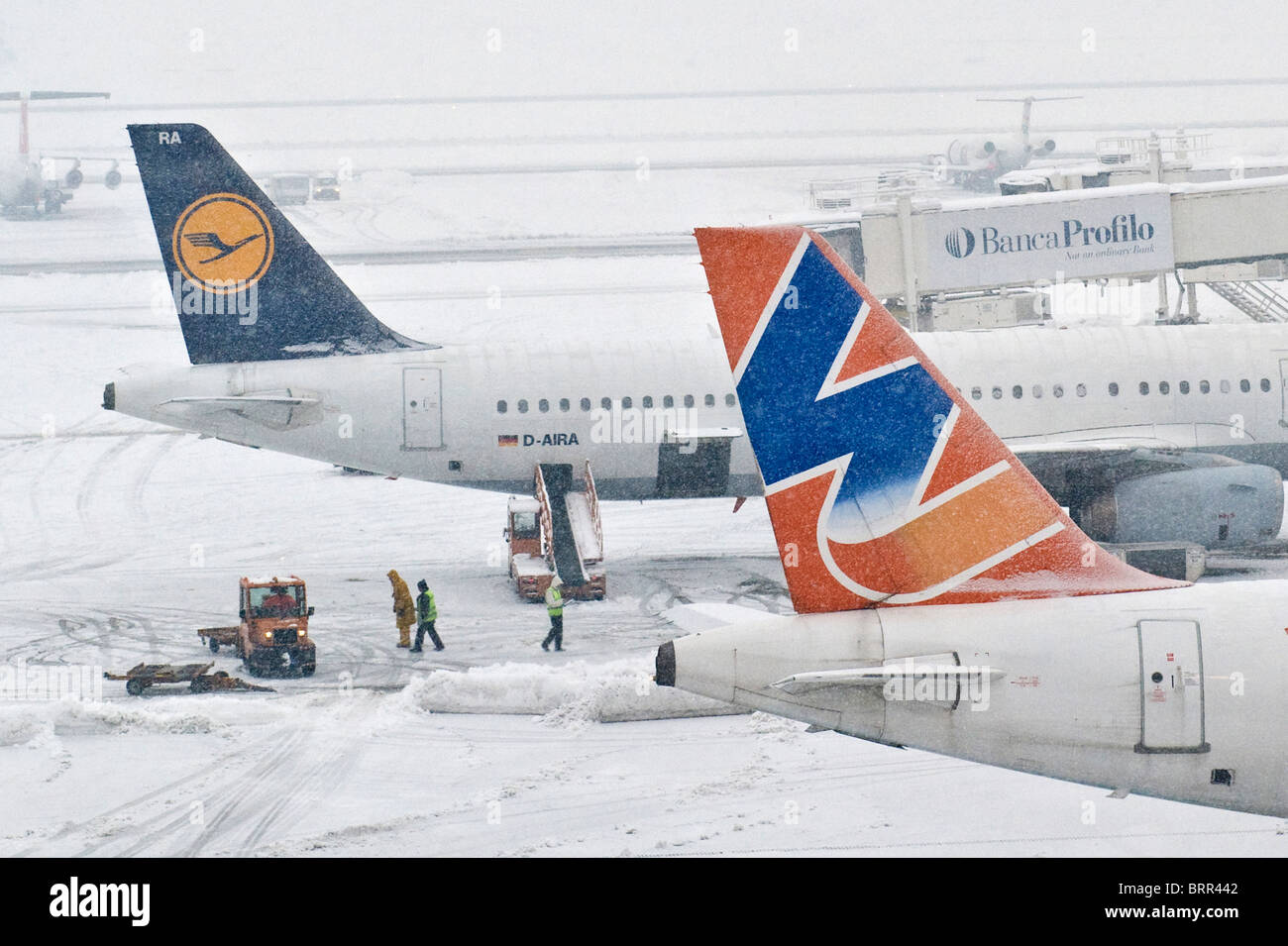 Flughafen und Flugzeug mit Schnee bedeckt Stockfoto