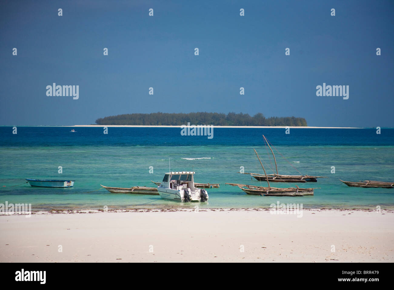 Strand-Szene mit Ausleger Angelboote/Fischerboote vertäut im seichten Wasser Stockfoto