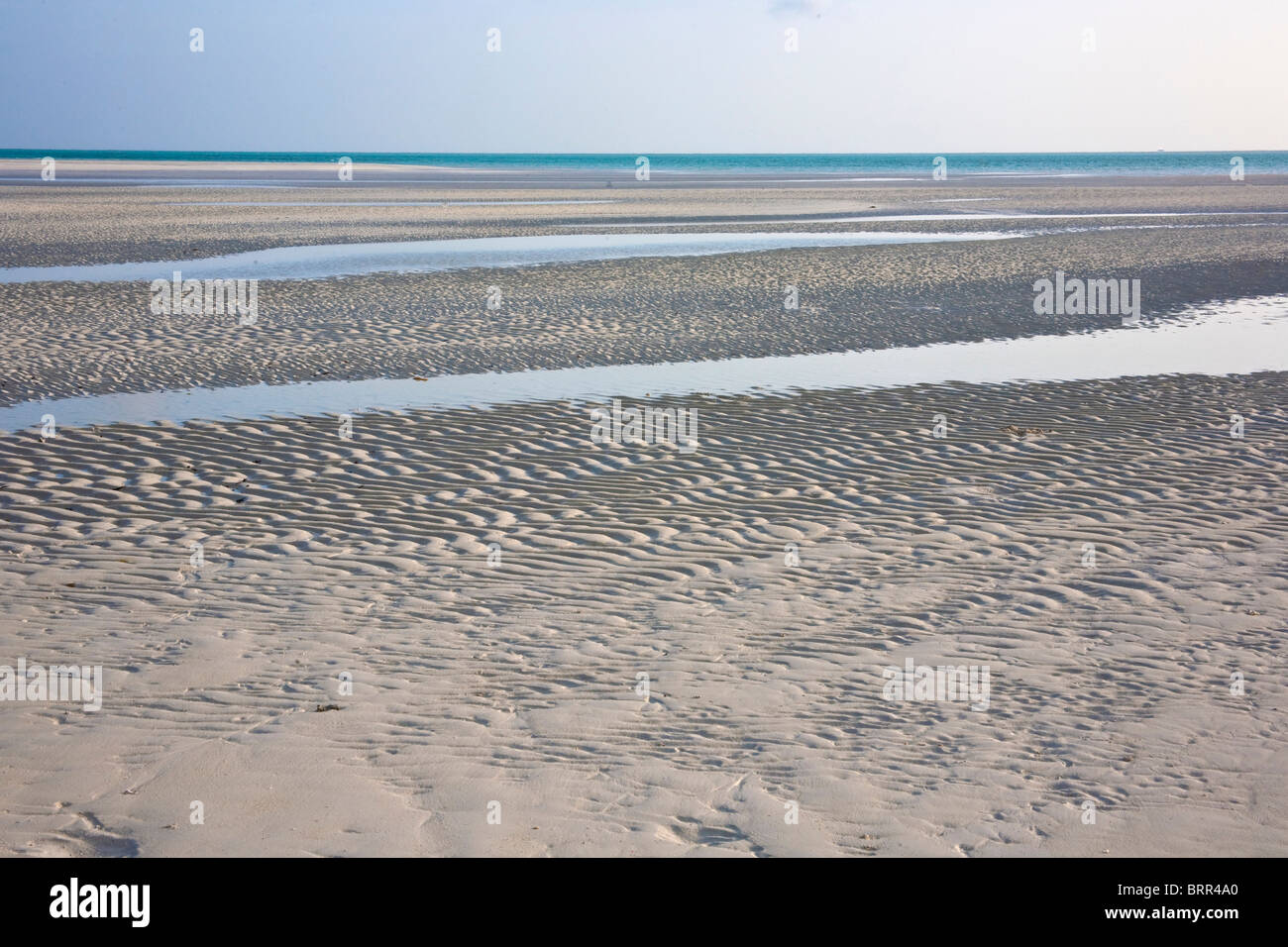 Abstraktes Bild von Wellen im Sand bei Ebbe mit dem Horizont in der Ferne Stockfoto