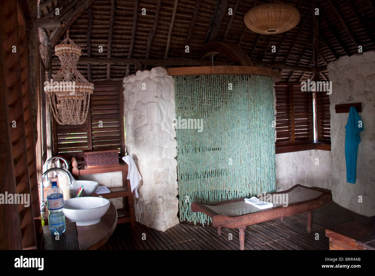 Badezimmer Interieur mit Perlen Duschvorhang Mnemba Lodge Stockfoto