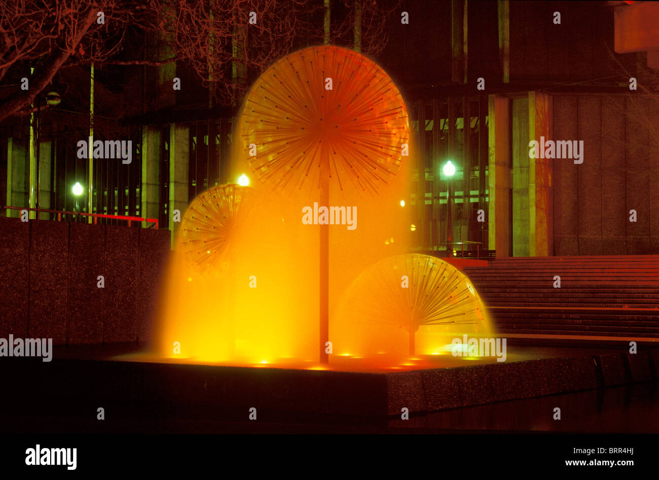 Christchurch Ferrier Brunnen mit Orangen Lichter nachts beleuchtet Stockfoto