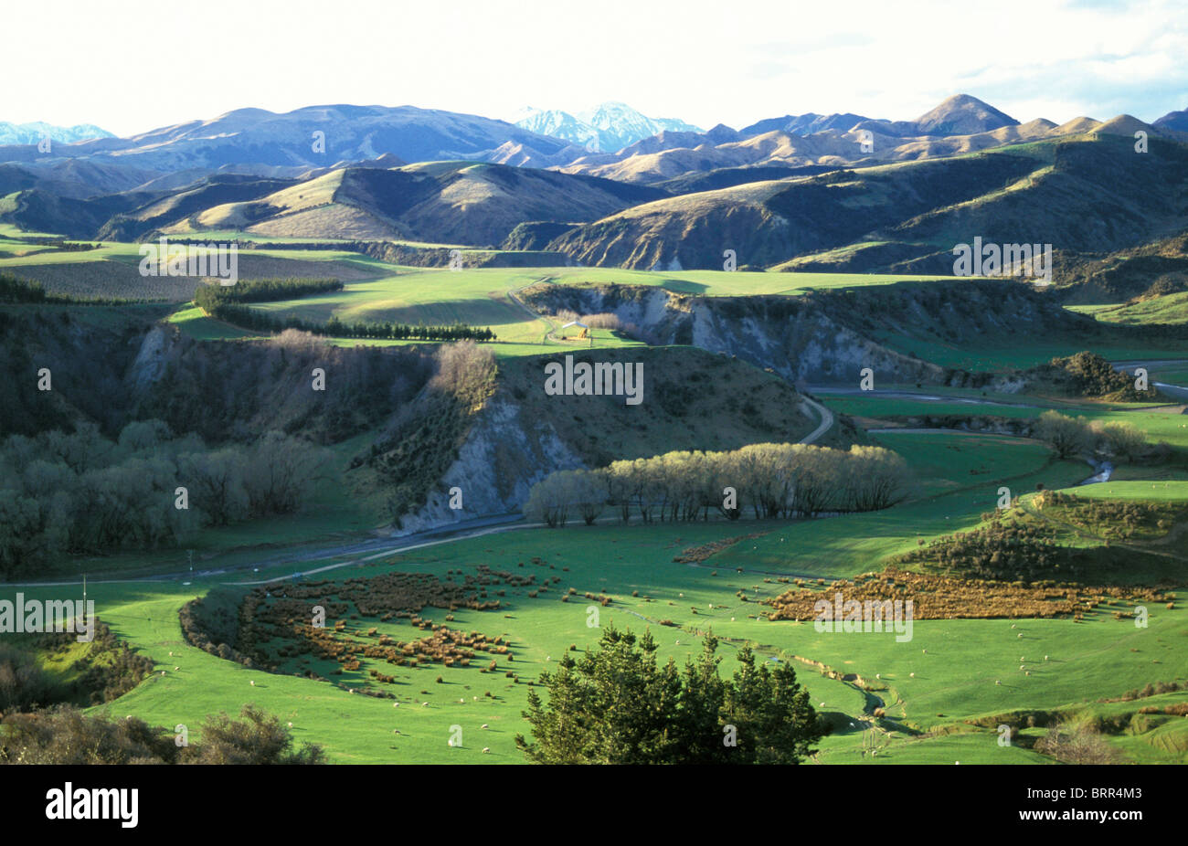 Ländliche Berge und Täler mit üppiger Vegetation bedeckt Stockfoto