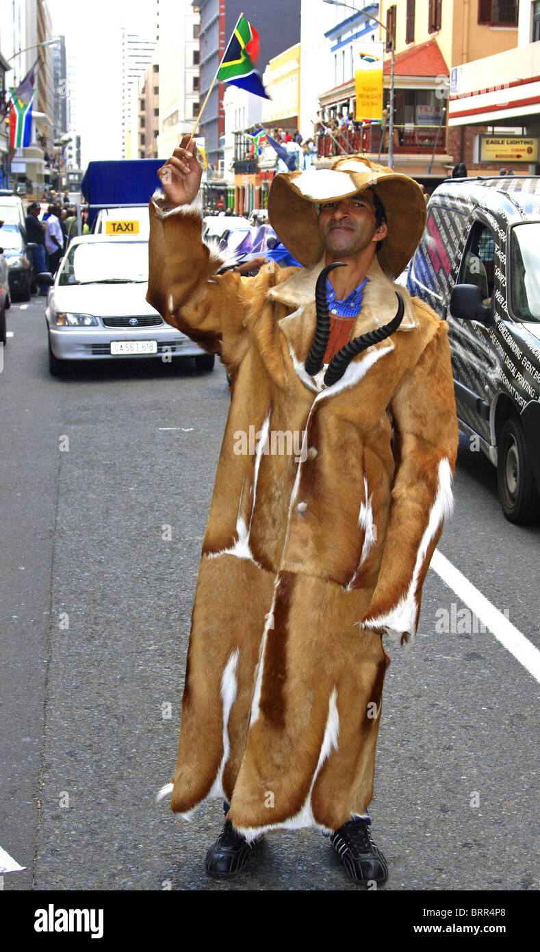 Rugby-Unterstützer tragen Springbock zu verstecken, Anzug und winken südafrikanischen bei einer street Parade nach WM-Sieg Stockfoto