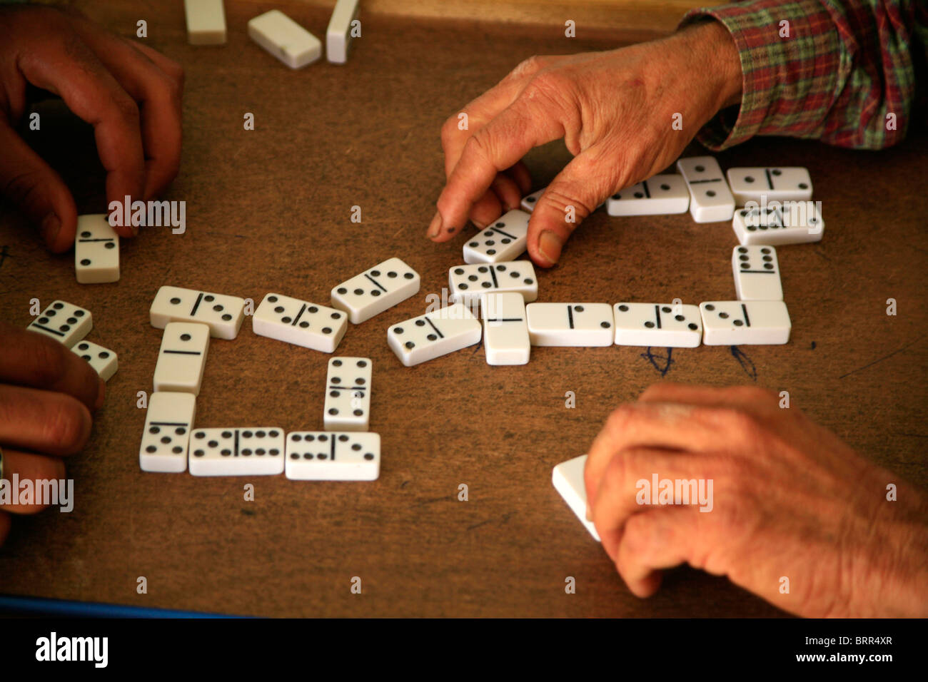 Männer, die ein Spiel von dominos Stockfoto